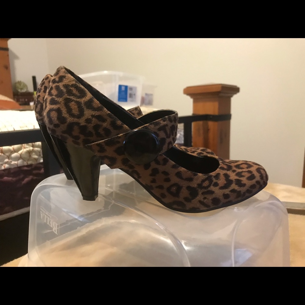 Jaclyn Smith Leopard Print Heels